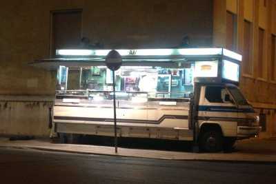 Gli storici ''pane e merda'', istituzione sul lungomare di Bari